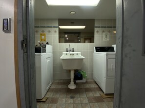 Hair dryer, towels, soap, shampoo - Downtown Studio 5 min walking distance to everything you can imagine! (Montréal)