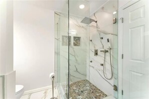 Secador de pelo, toallas, jabón, papel higiénico