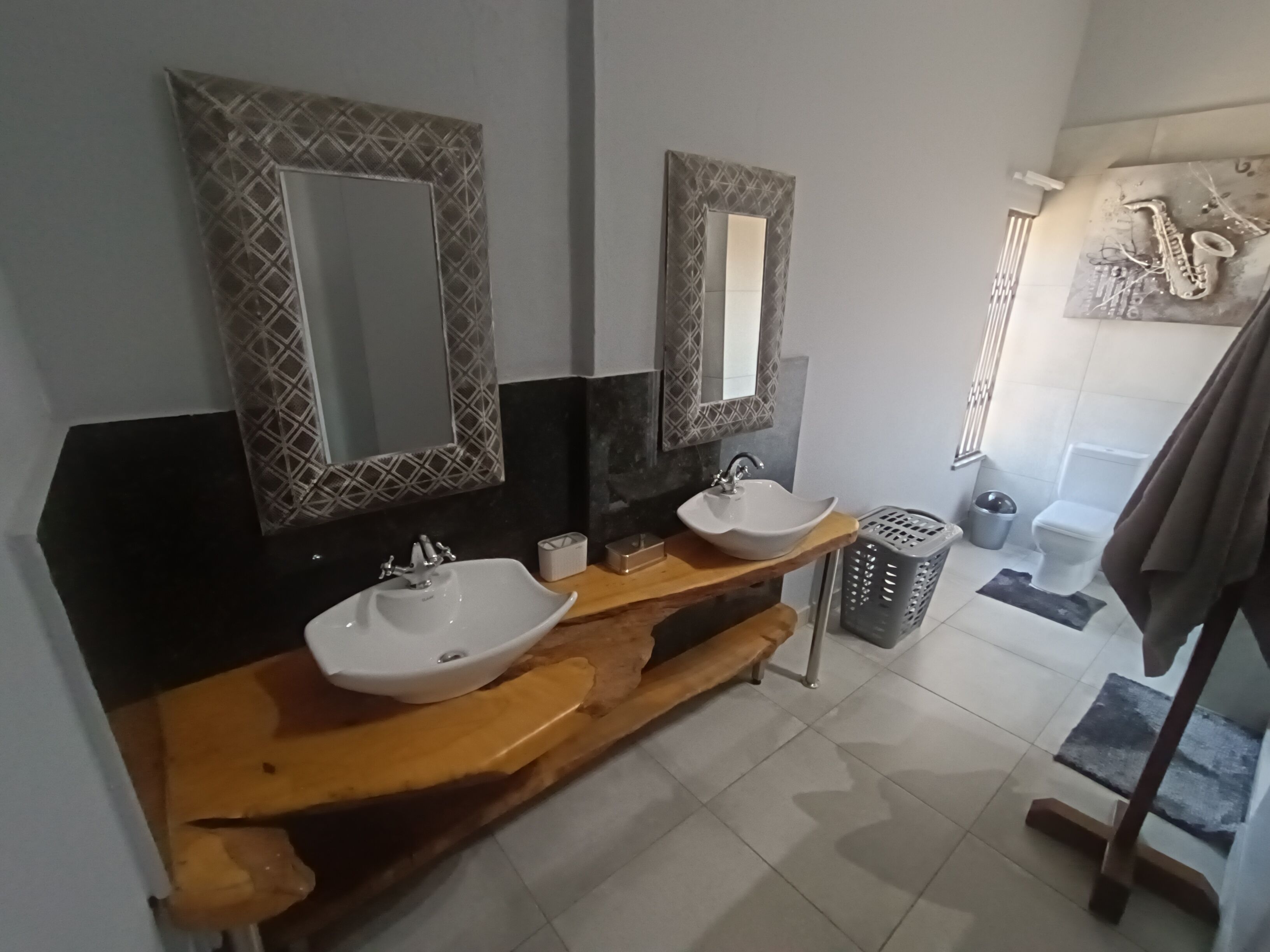 Douche, serviettes fournies, papier toilette