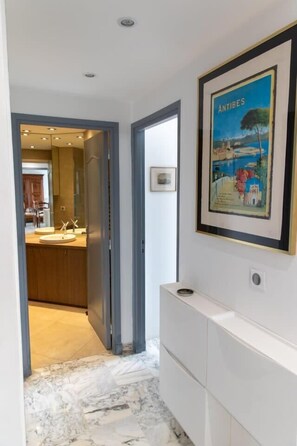 Séchoir à cheveux, serviettes fournies