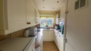 Vila | Dapur pribadi | Lemari es, microwave, oven, dan kompor
