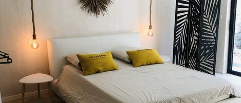 4 bedrooms, iron/ironing board, WiFi, bed sheets