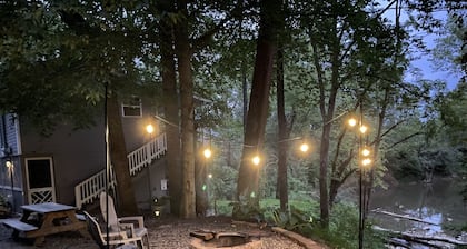 Cabin & Screened Porch with Scenic Views on Triplett Creek – Near Cave Run Lake!