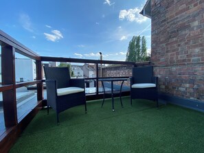 Full-sized fridge, microwave, oven, stovetop