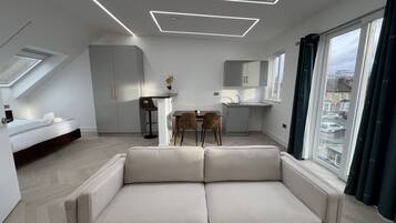 Luxe studio suite, 1 kingsize bed, en-suite badkamer, uitzicht op stad | Luxe beddengoed, bedden met traagschuimmatras, verduisterende gordijnen