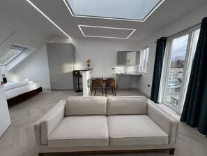 Luxury Studio Suite, 1 King Bed, Ensuite, City View