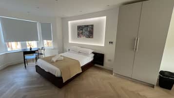 Luxe studio suite, uitzicht op stad | Luxe beddengoed, bedden met traagschuimmatras, verduisterende gordijnen