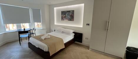 Luksusstudiosviitti, kaupunkinäköala | Ylelliset vuodevaatteet, memory foam -patjalliset sängyt, pimennysverhot