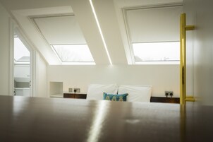 Suite estudio de lujo, 1 cama de matrimonio grande, baño privado, vistas a la ciudad | Ropa de cama de alta calidad, colchones viscoelásticos, cortinas opacas