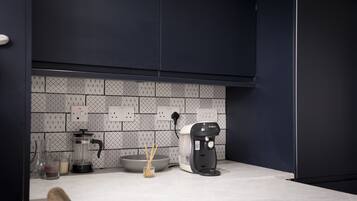 Full-sized fridge, microwave, oven, stovetop