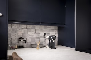 Full-sized fridge, microwave, oven, stovetop