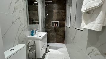 Een douche, een regendouche, een haardroger, vloerverwarming