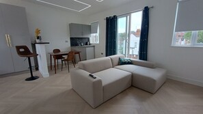 Luxury Studio Suite, 1 King Bed, Ensuite, City View