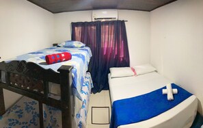 Family Room | Bathroom | Free toiletries - RED HOUSE 47 (Cartagena)