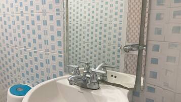 Habitación clásica | Baño | Amenidades de baño gratuitas