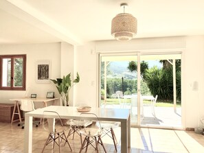 Dining - Loft 10 mn to Ajaccio, between sea and campaign! (Alata)