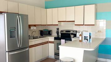 Køleskab, mikrobølgeovn, ovn, kogeplade