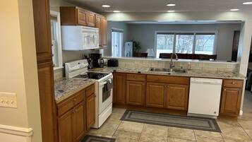 KĂŒhlschrank, Mikrowelle, Ofen, Herdplatte