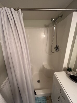 Dusche, Haartrockner, Handtücher, Seife