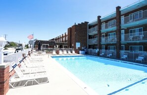 Una piscina al aire libre, una piscina climatizada
