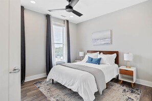 2 habitaciones, caja de seguridad en la habitación y escritorio 