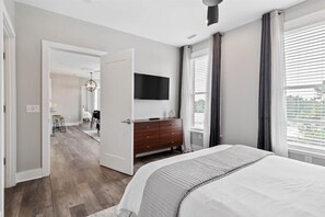 2 bedrooms, in-room safe, desk, iron/ironing board - Modern condo - DT Fuquay - Free Parking - walk to restaurants, coffee, breweries (Fuquay-Varina)