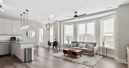 Modern condo - DT Fuquay - Free Parking - walk to restaurants, coffee, breweries