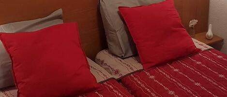 2 bedrooms, iron/ironing board, travel cot, free WiFi