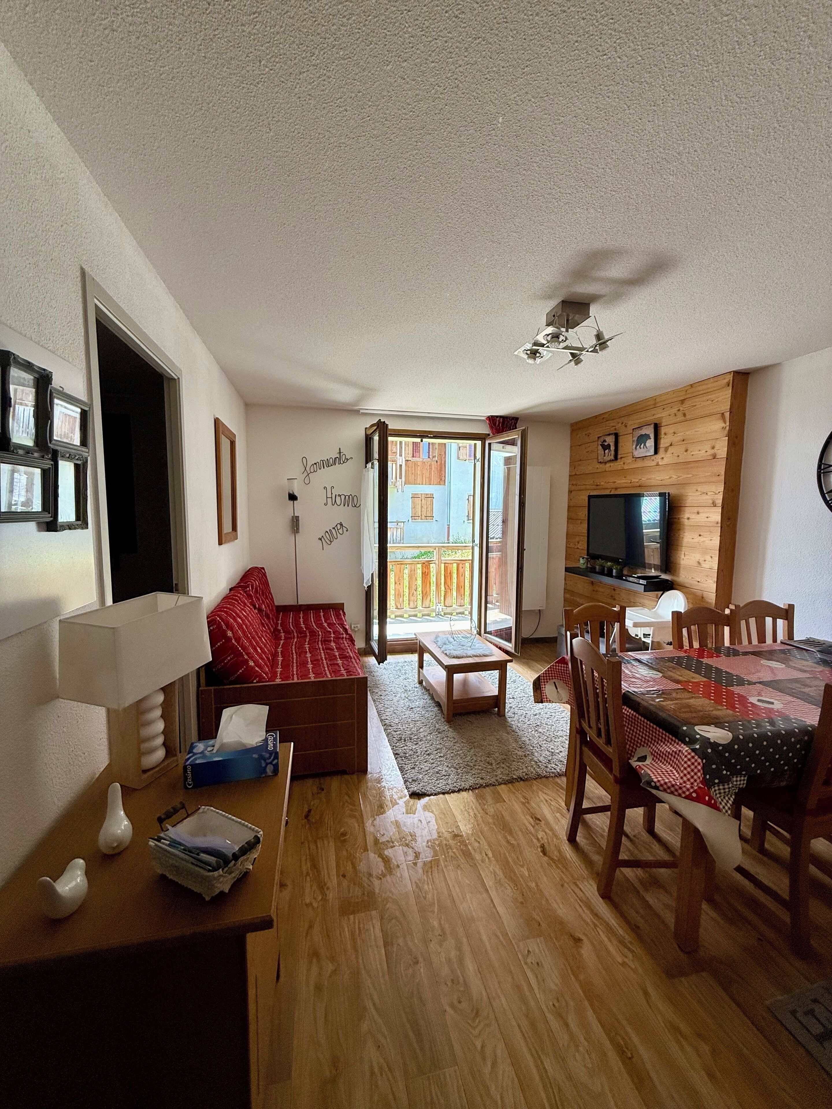 Salon avec TV, Wifi 5g illimité, jeux de sociétés, lecteurs DVD...