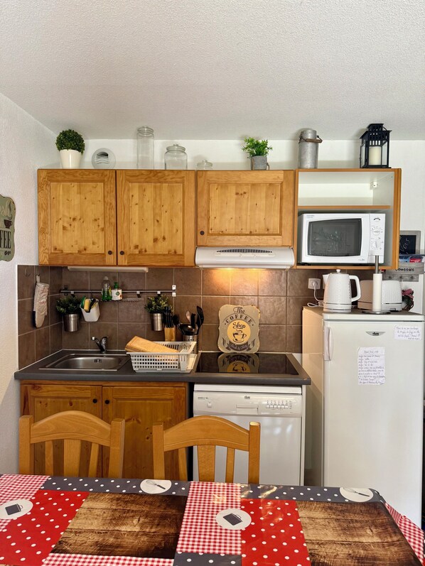 Fridge, microwave, stovetop, dishwasher