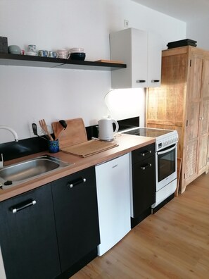 Frigorifero, forno, piano cottura, macchina per tè/caffè