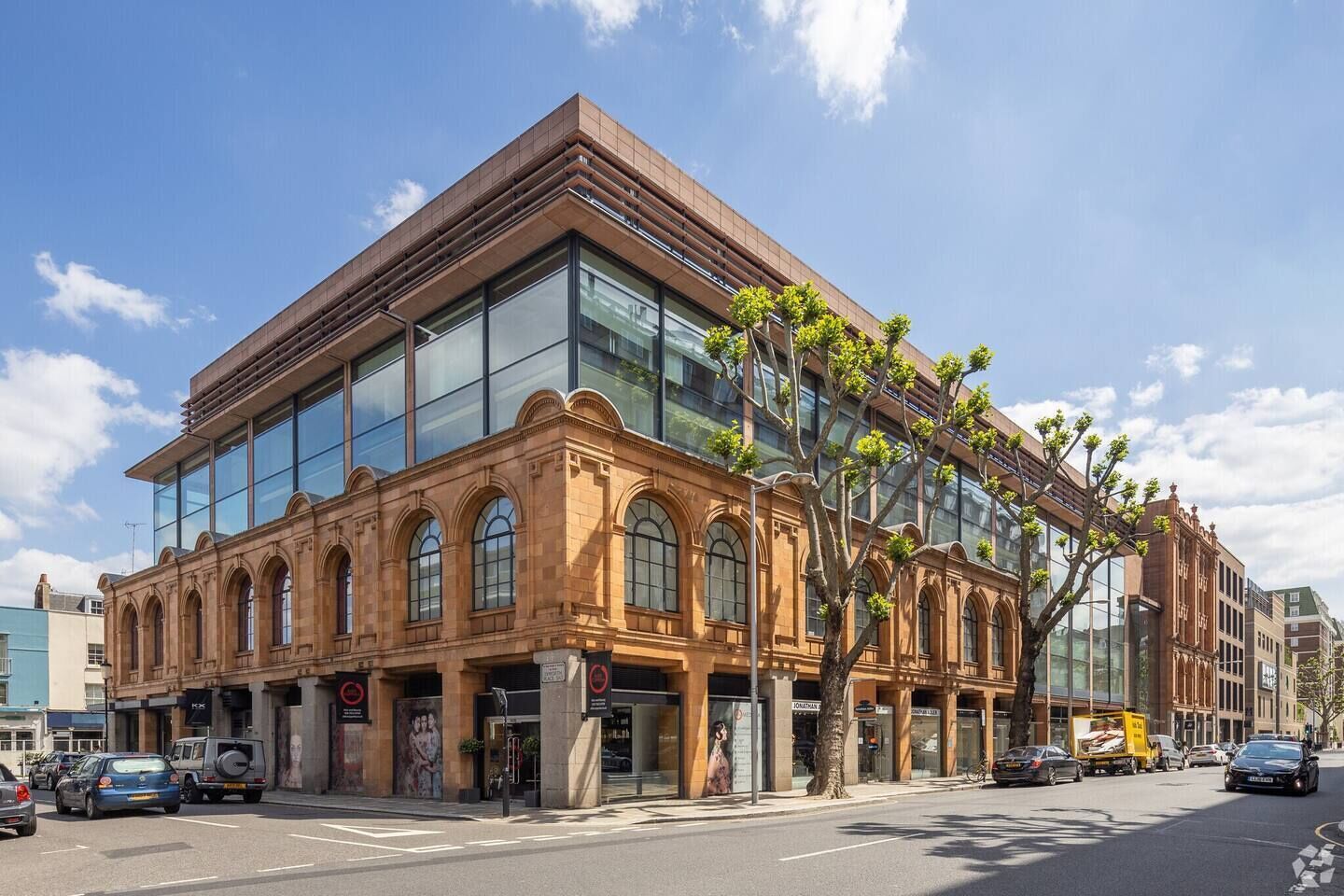 Ein modernes Gebäude mit großen Fenstern und einer klassischen Fassade.