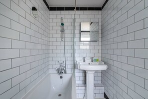 Douche, séchoir à cheveux, serviettes fournies
