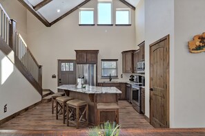 冷蔵庫、電子レンジ、オーブン、コンロ