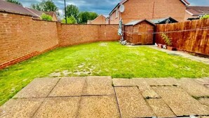 Property grounds - Stunning 3-bed Detached House in Coventry (Coventry)