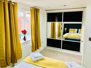 3 bedrooms, iron/ironing board, free WiFi, bed sheets - Stunning 3-bed Detached House in Coventry (Coventry)