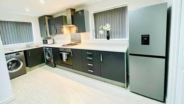 Fridge, microwave, oven, stovetop - Stunning 3-bed Detached House in Coventry (Coventry)
