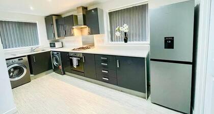 Stunning 3-bed Detached House in Coventry