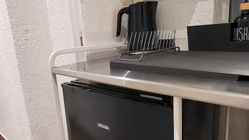 Studio | Private kitchenette | Electric kettle