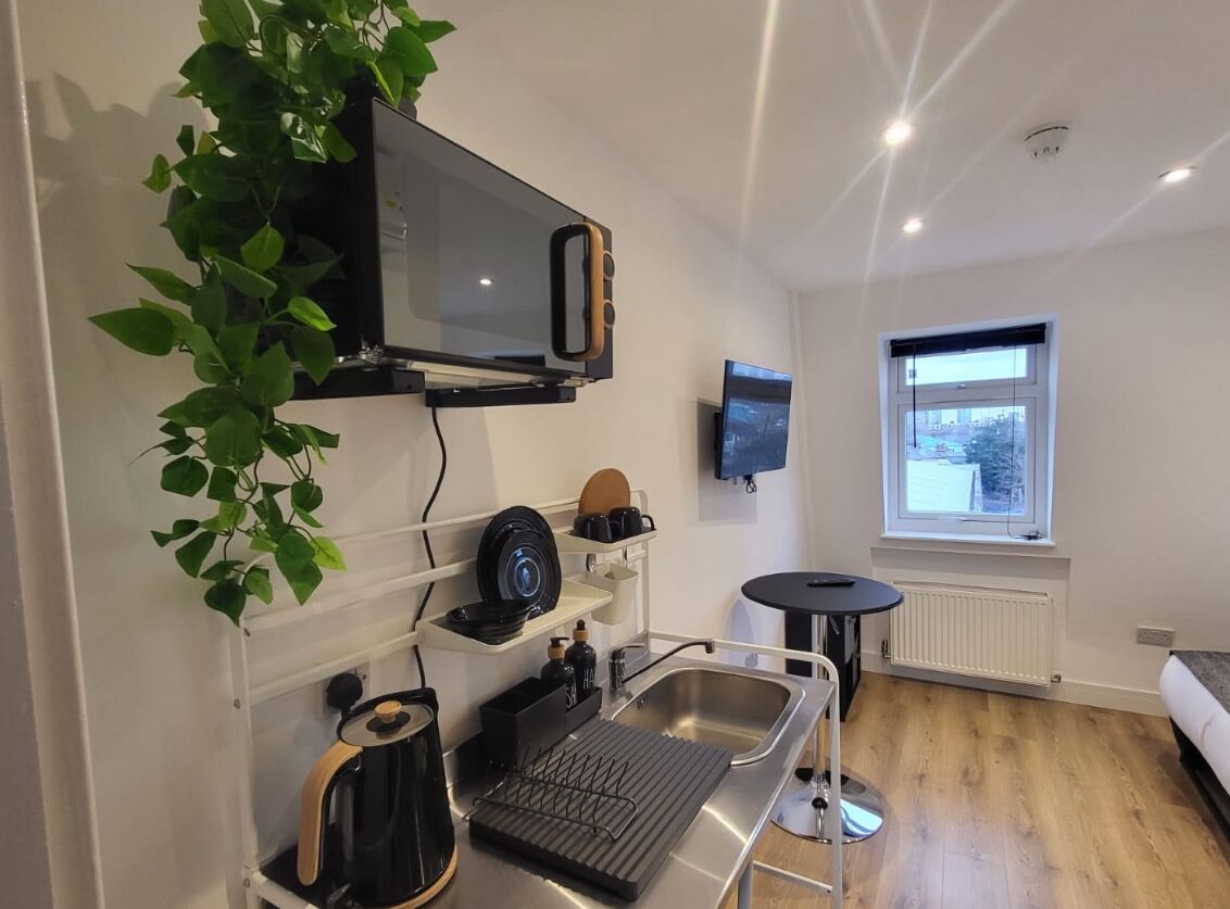 En 18-tommers smart-TV med digitale kanaler