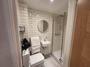 Studio | Bathroom | Shower, free toiletries, hair dryer, towels