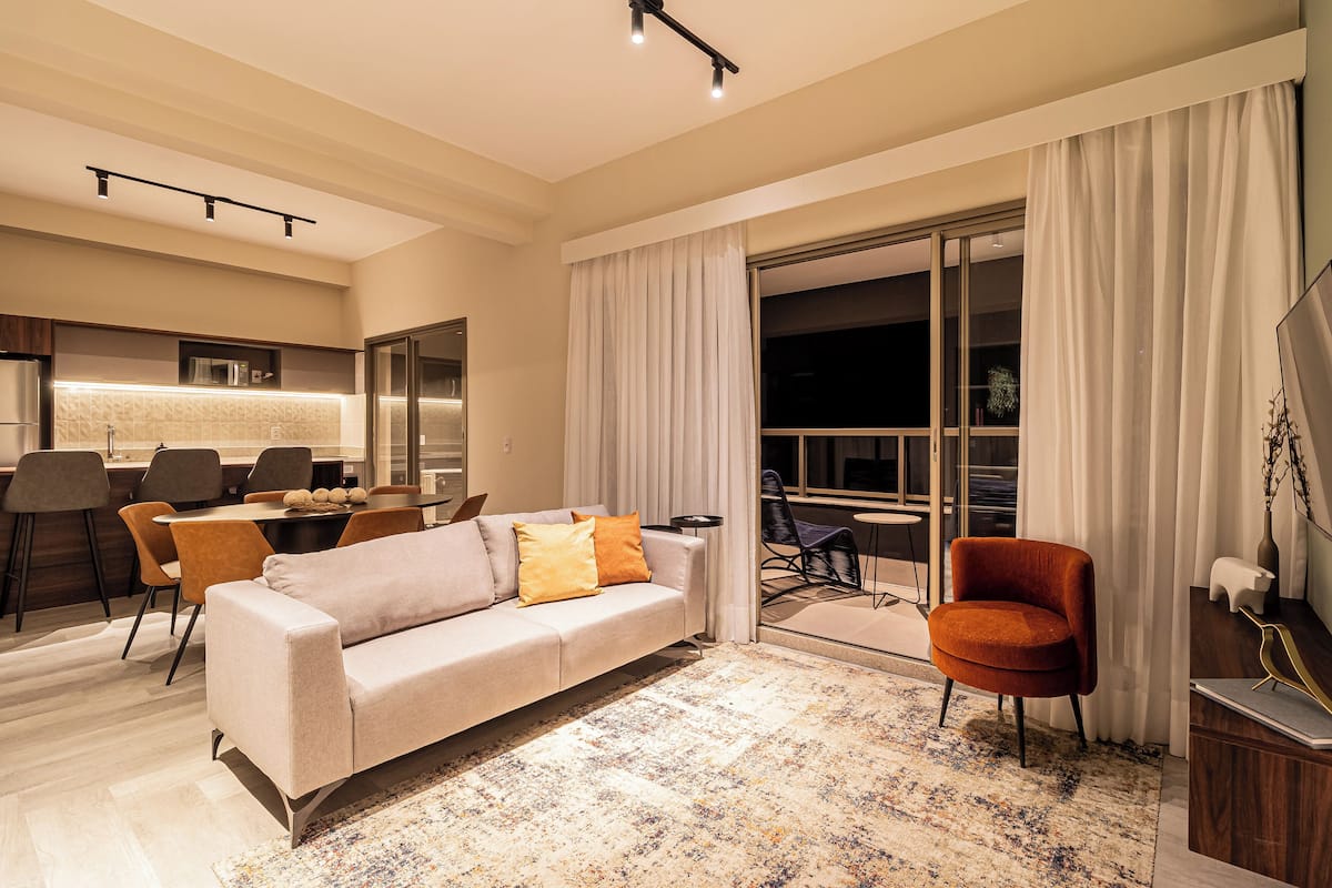 Apartamento 2 Dorms(Casal e 2 Solteiro) | Living room | 40-inch Smart TV with digital channels