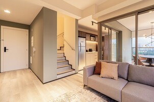 复式, 2 间卧室 (1 Double Bed and 2 Single Beds) (92 m) | 起居区 | 40-英寸智能电视（配备数码频道）