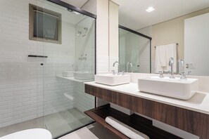 ดีลักซ์อพาร์ทเมนท์, 2 ห้องนอน (1 Double Bed and 2 Single Beds) (97 m) | ห้องน้ำ | ฝักบัว, ไดร์เป่าผม, ผ้าเช็ดตัว, สบู่