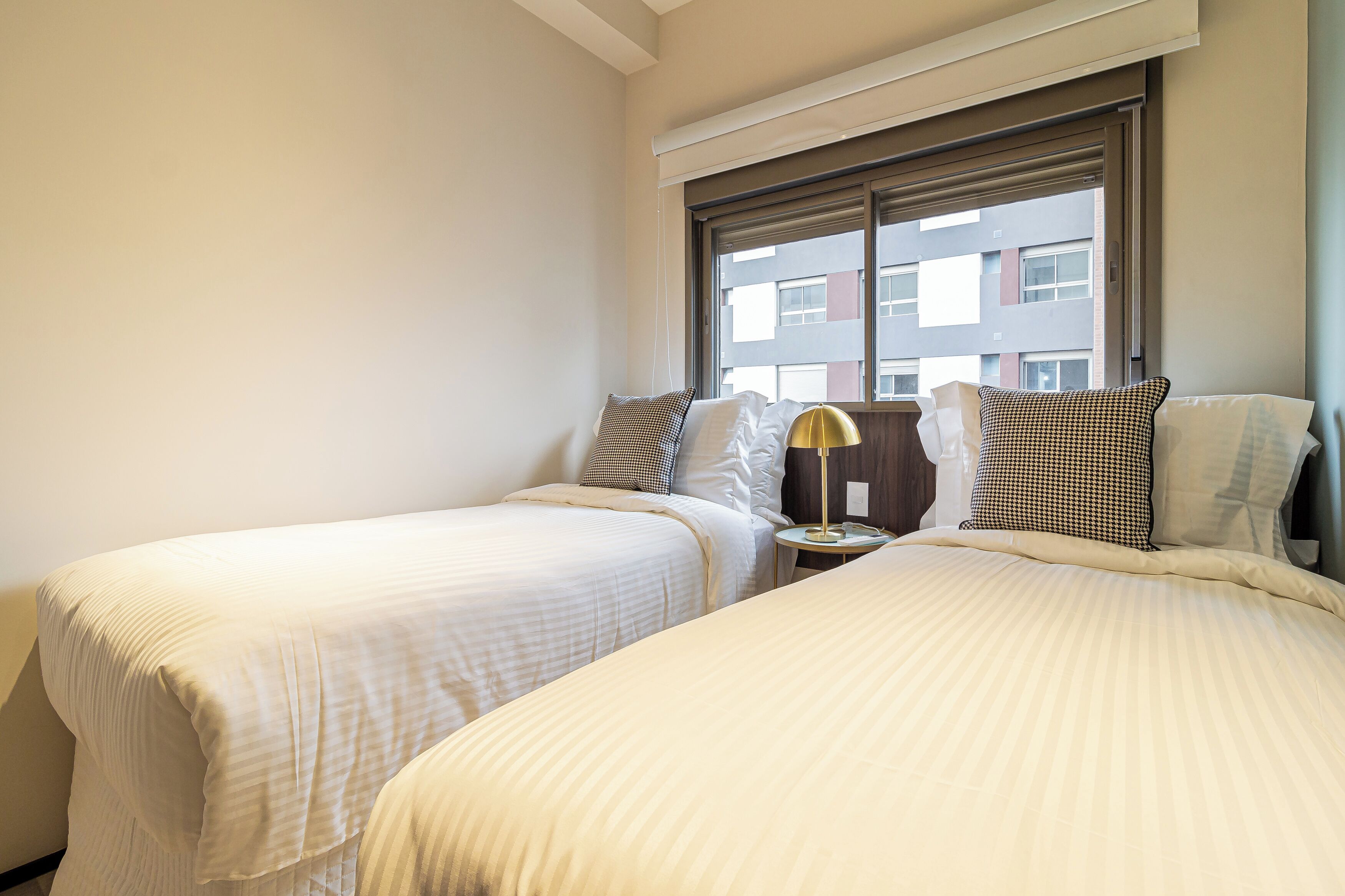 Apartamento 2 Dorms(Casal e 2 Solteiro) | Minibar, wifi gratis y ropa de cama 