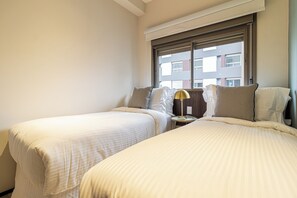 Apartamento 2 Dorms(Casal e 2 Solteiro) | 2 ห้องนอน, มินิบาร์, Wi-Fi ฟรี, ผ้าปูที่นอน