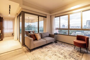 复式, 2 间卧室 (1 Double Bed and 2 Single Beds) (92 m) | 起居区 | 40-英寸智能电视（配备数码频道）