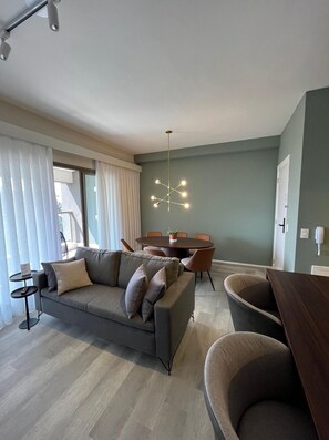 Apartamento 2 Dorms(Casal e 2 Solteiro) | Living room | 40-inch Smart TV with digital channels - Iconyc House of Charlie (São Paulo)