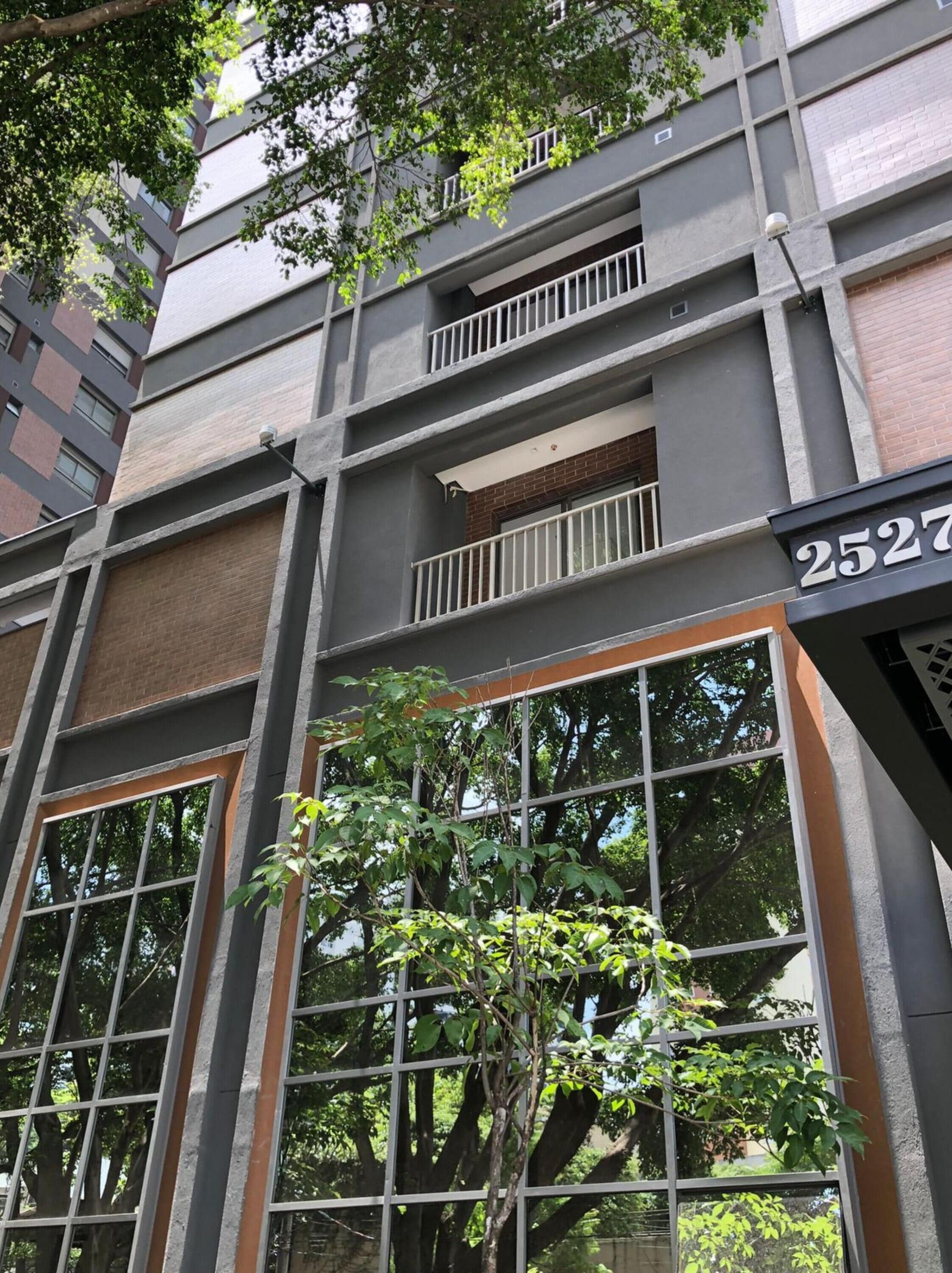 Vista frontal de la propiedad