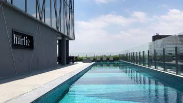 Piscina interna, funciona das 8h às 18h, espreguiçadeiras